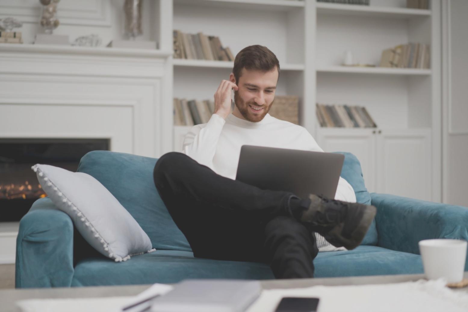 Groupe de familles travaillant ensemble sur leurs finances